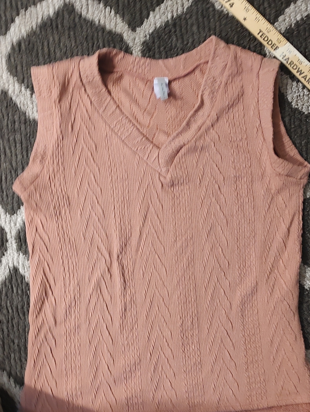 Acting Pro Sleeveless V-Neck Sweater Knit Tank in Dusty Pink Chevron